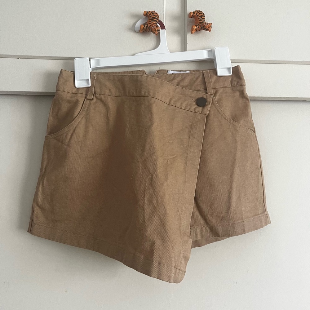 US 4 Princess Polly Carter Skort Beige